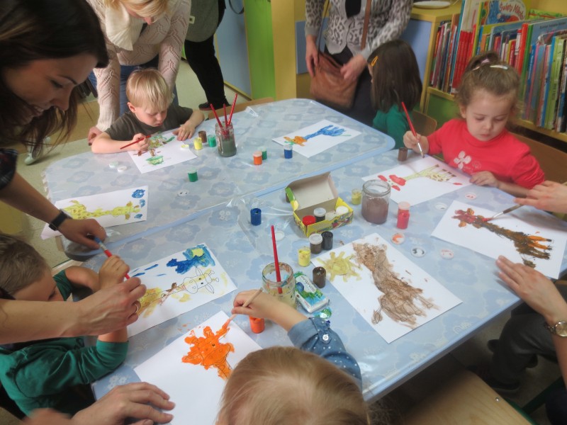 Dzieci malują farbkami żyrafę