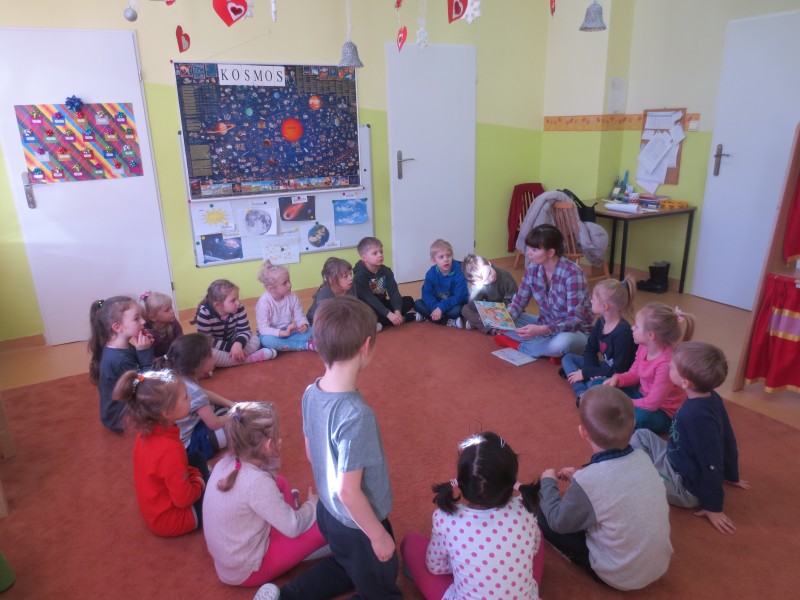 Dzieci słuchają bajkę o przygodach małpki Florek