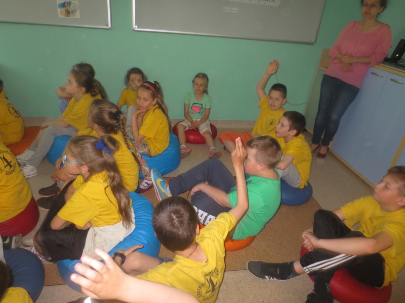 Dzieci słuchają Jana Brzechwy: W zoo
