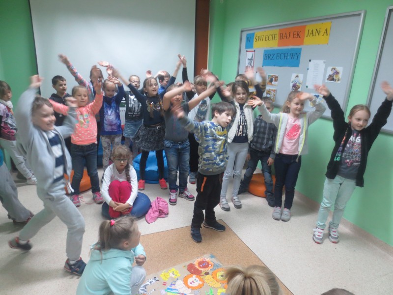 Dzieci podczas śpiewania i tańczenia