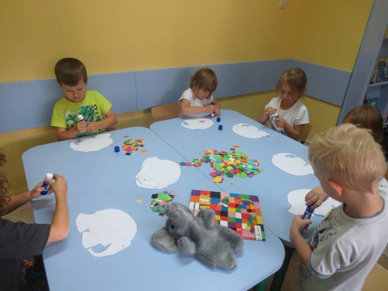 Dzieci naklejają kolorowe kwadraciki na słonia
