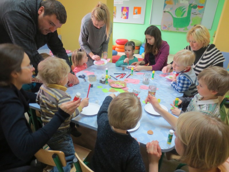 Dzieci tworz mapk z talerzykw