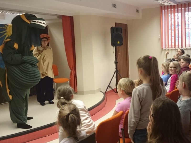 Dzieci wspuczestnicz w spektaklu, podpowiadaj jak pozby si smoka