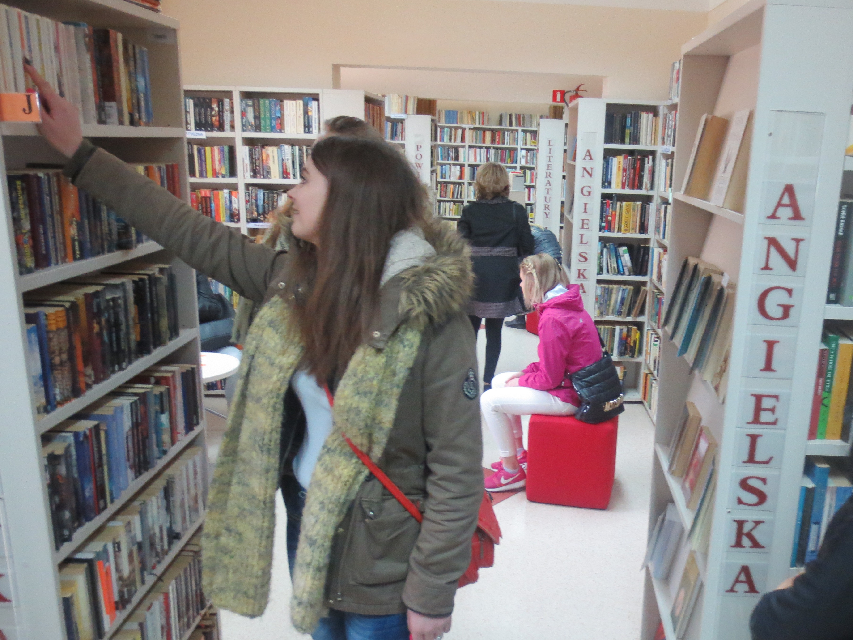 Młodzież zwiedza Bibliotekę